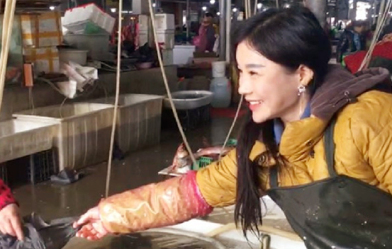 短发|一女子被称为“卖鱼西施”，网友惋惜嫁人了，她的回答让人佩服