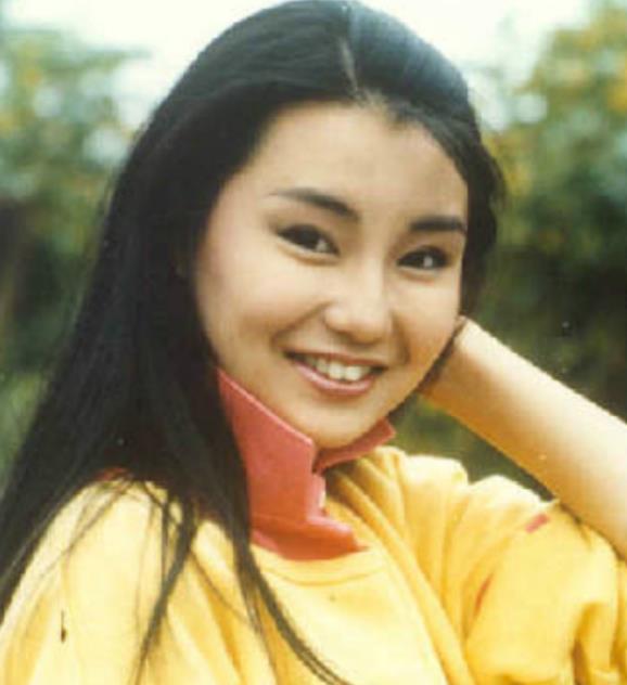 刘銮雄|张曼玉：情路坎坷，至今仍然单身，57岁与狗作伴