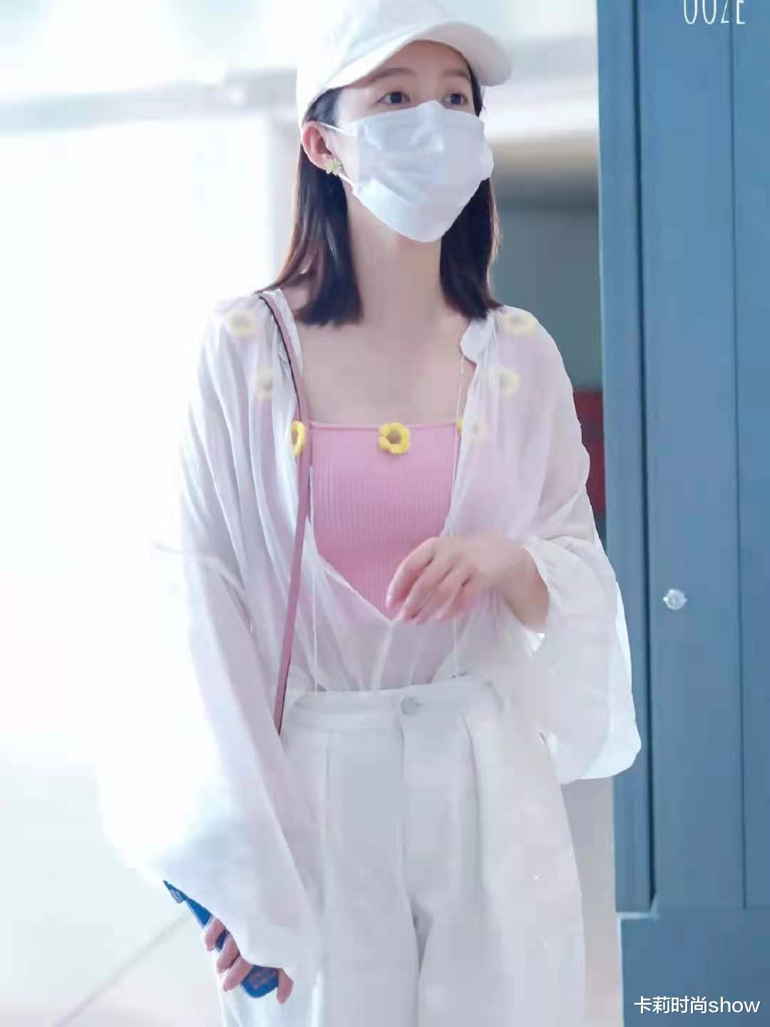 卡莉时尚show|还是李沁会打扮，白色毛衣里面还要配个衬衫，又是被她美到的一天