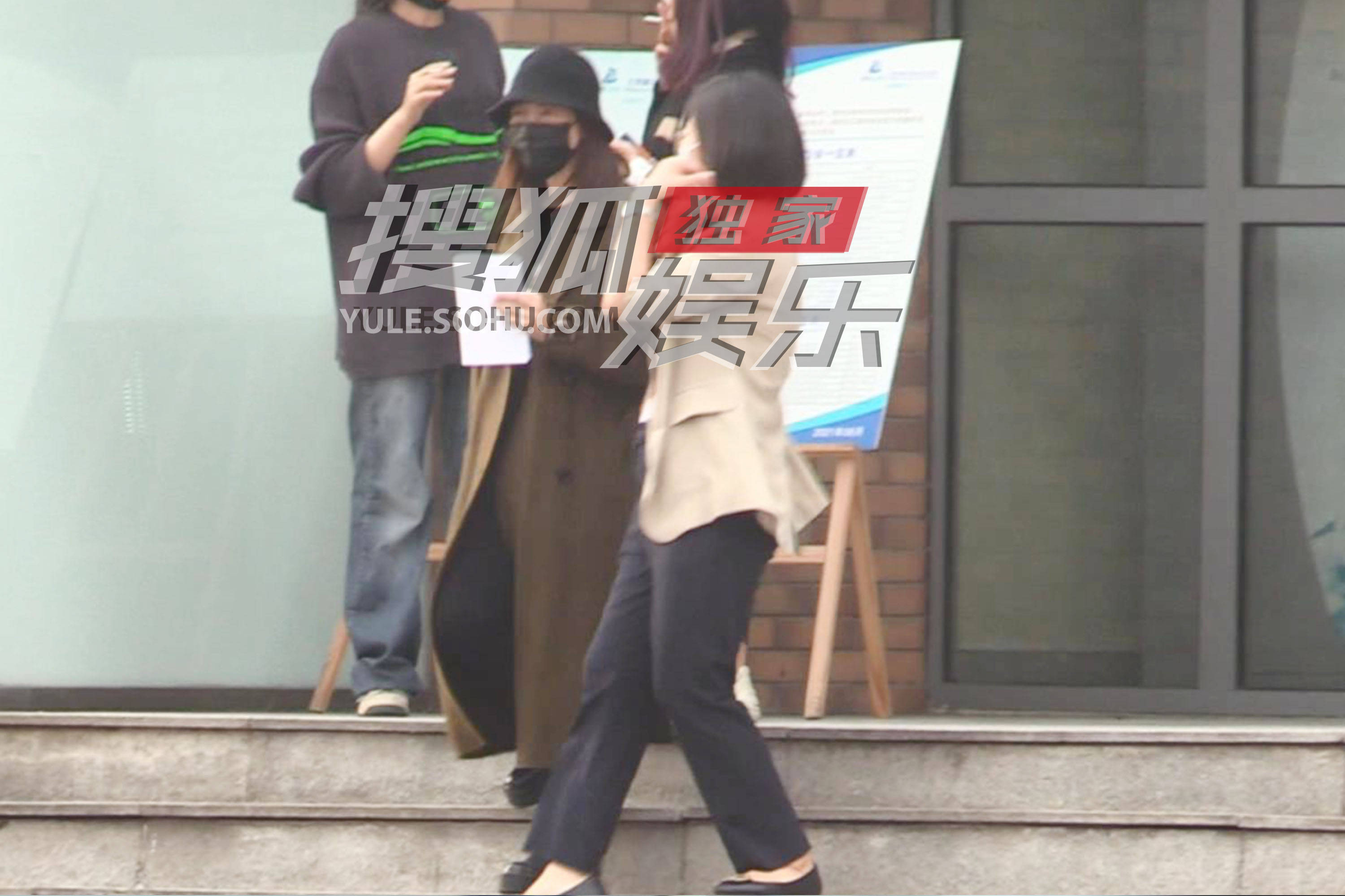 高圆圆|42岁高圆圆被疑怀二胎！低调现身妇儿医院，穿着宽松遮肚身形臃肿