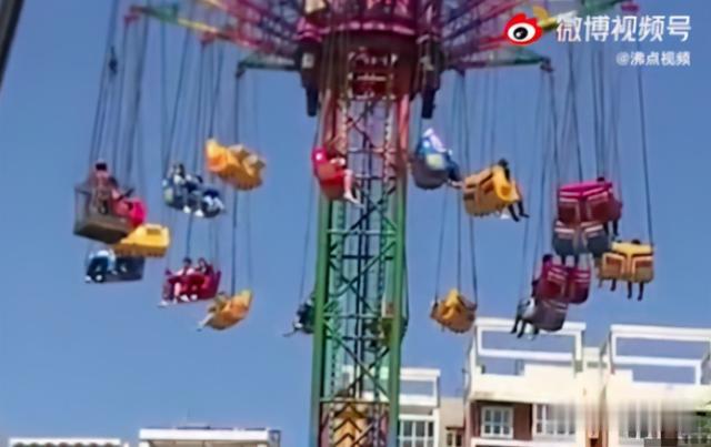 北京日报客户端 惊险！河北一游乐场设备故障，多人悬在高空超2小时