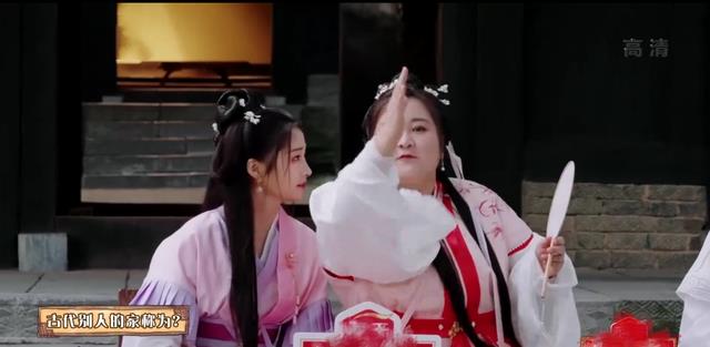 王力宏|“伪学霸”女明星上节目不敢答题，网友：照着靳东，她还差得远