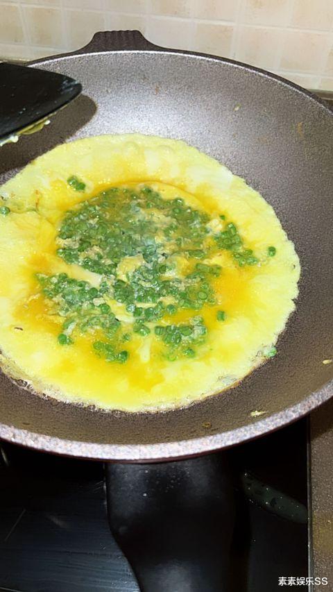 王思聪|张柏芝凌晨4点起床，和保姆一起给3个儿子做饭，家常菜非常不错