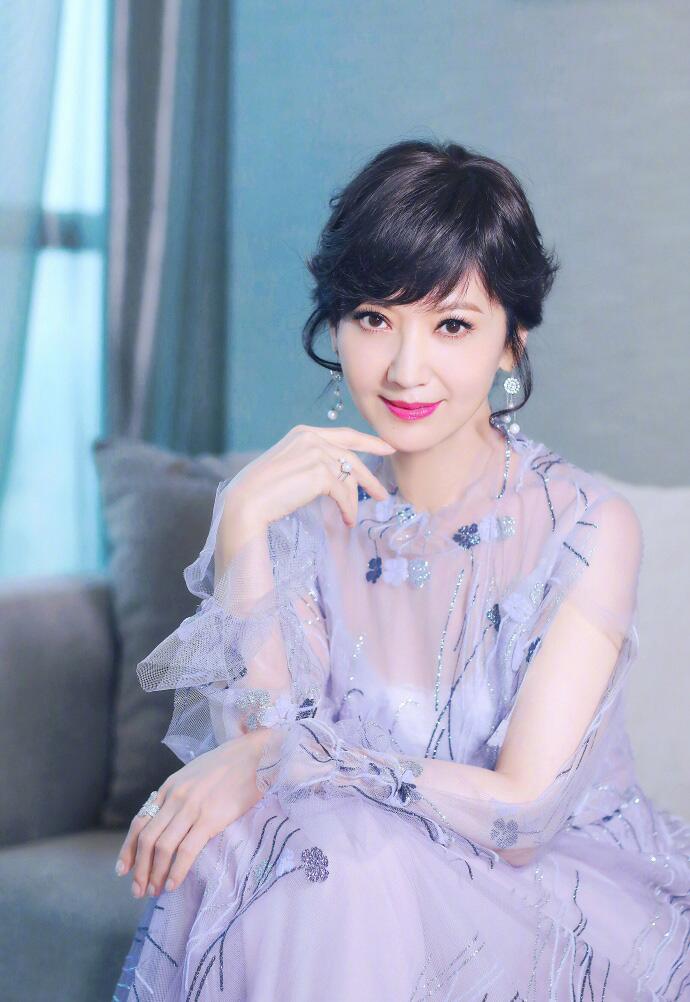 混搭时尚Anna|被66岁赵雅芝美到了，穿纱质裙美得让人心动，奶奶年纪女友的身段