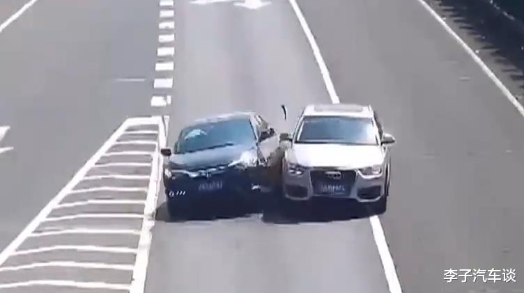 宁夏 请警醒一下!高速公路再次发生两车追尾事件,事故责任系银色轿车