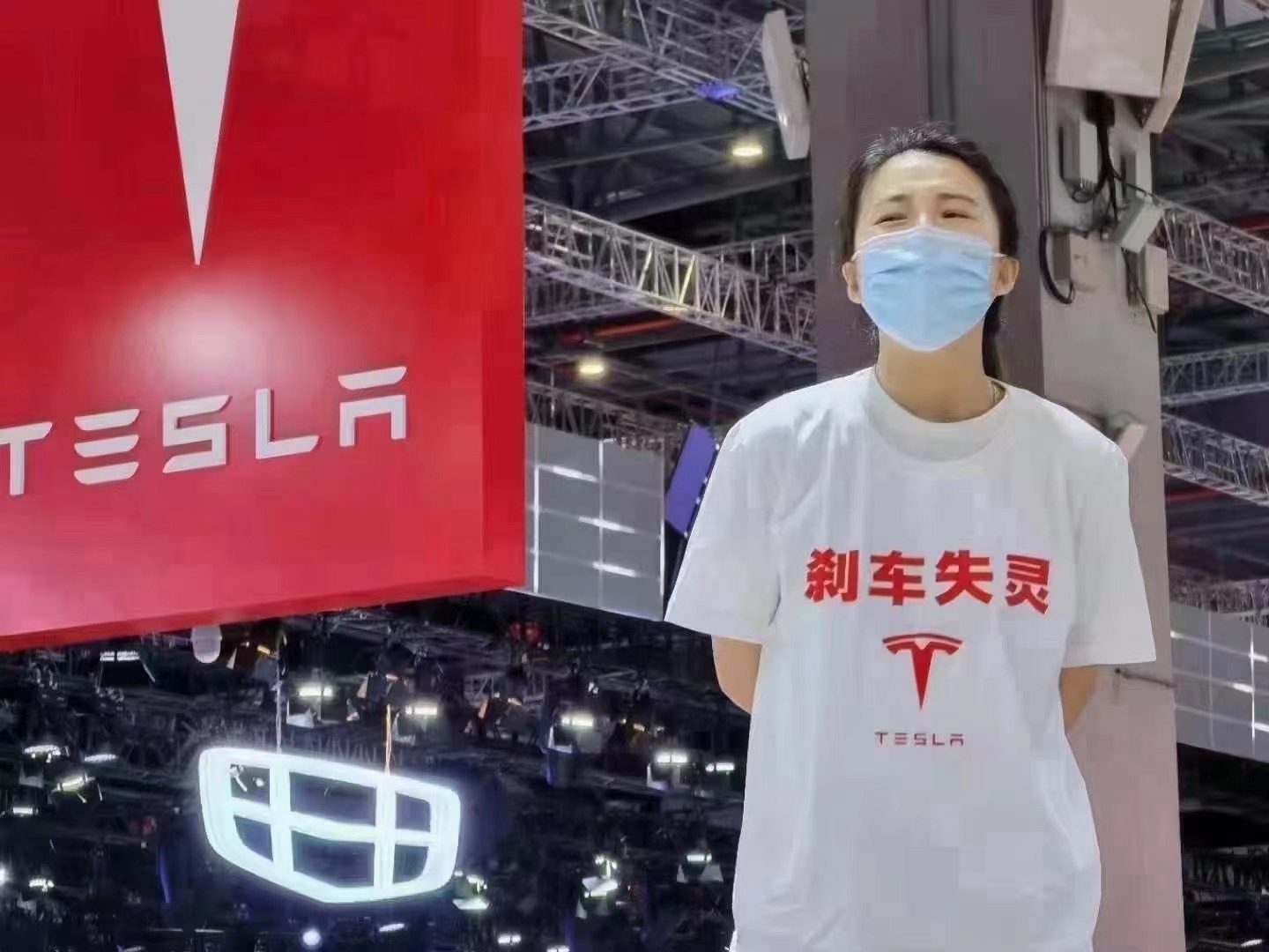 主人公 突发！上海车展特斯拉再遭维权：大汉瞬间制服维权者