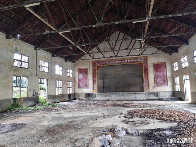 潜艇|贵州军工厂，占地17000平方米，生产第一套飞机武器悬挂发射装置