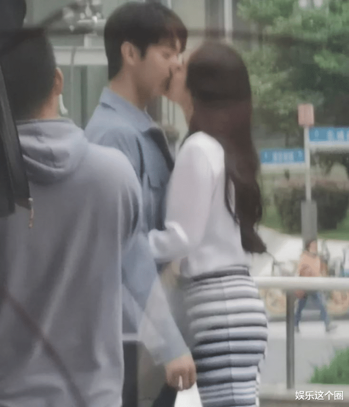 王小利|拍完吻戏猛擦嘴、合照故意留距离！放心吧，许凯对杨幂不来电