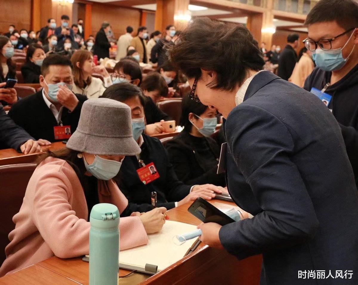 |文代会闭幕章子怡才是大赢家！一露面就抢风头，美成“一枝花”