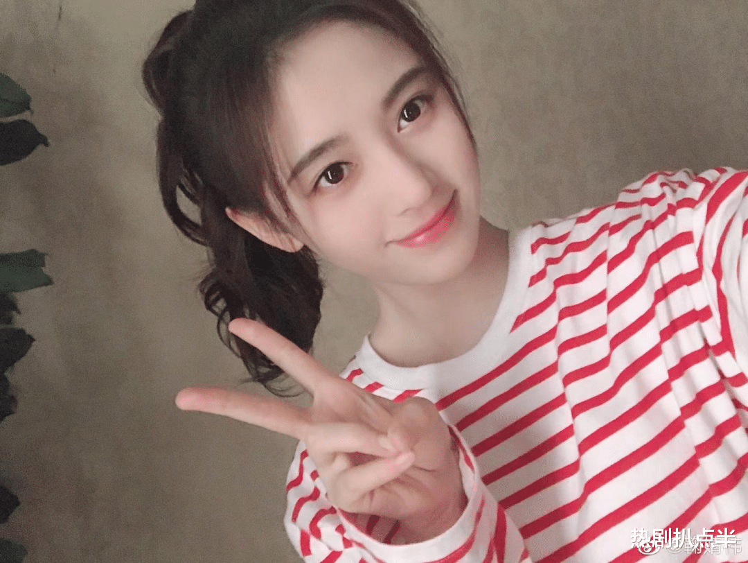 宋祖儿|女星对直角肩好执着！鞠婧祎用力到发抖，赵露思秒变直角肩