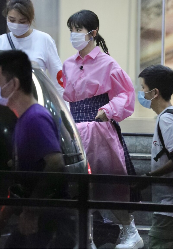 BiuFashion|40岁的谢娜很会往年轻了穿,休闲装也有灵气,裙子展现女人味