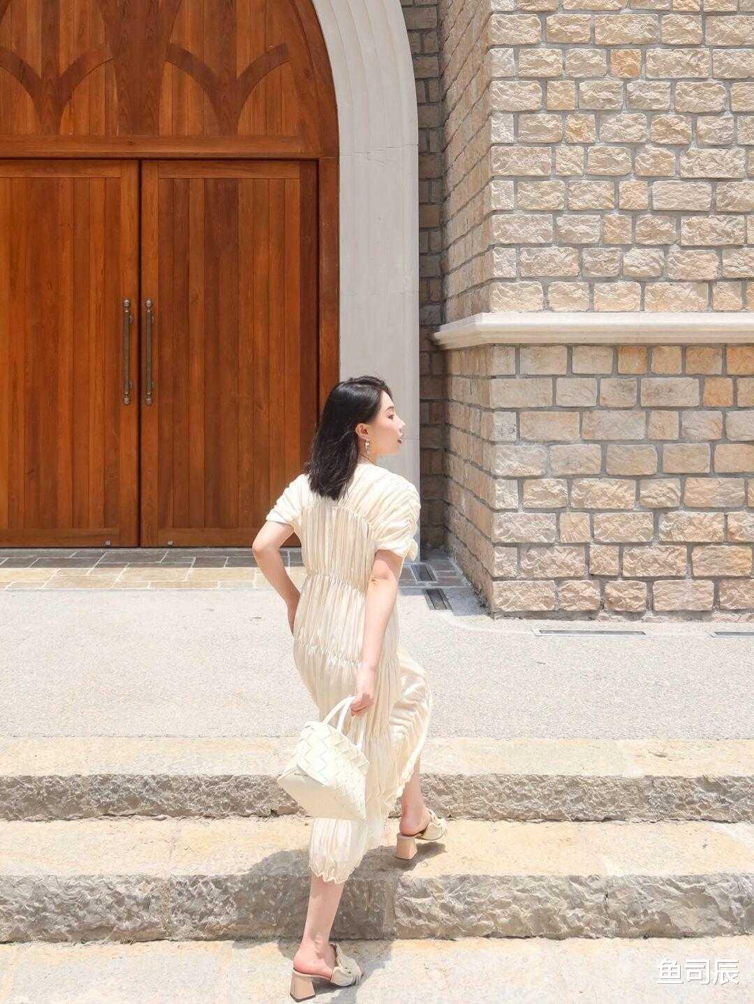 鱼司辰|今夏，女神都在这么穿，印花上衣搭配牛仔裤简约利落，美如初恋