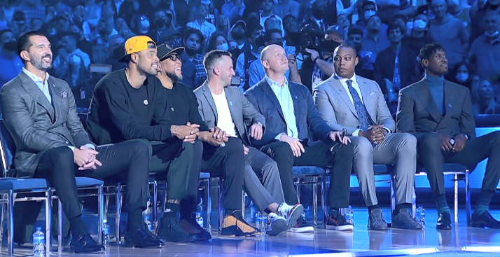 諾維斯基|諾維斯基41號球衣退役儀式，庫班贈送特制雕像，和家人一起見證