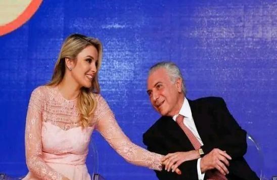 選美亞軍嫁給大43歲巴西總統，婚後公款揮霍無度，把老公拉下馬-圖6