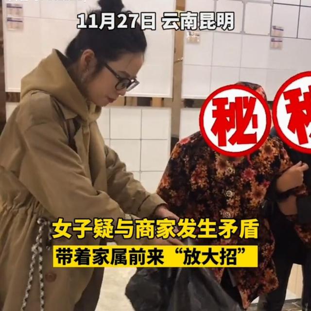 活久见!女子往展厅坐便器上铺塑料袋,欲让老人在此方便