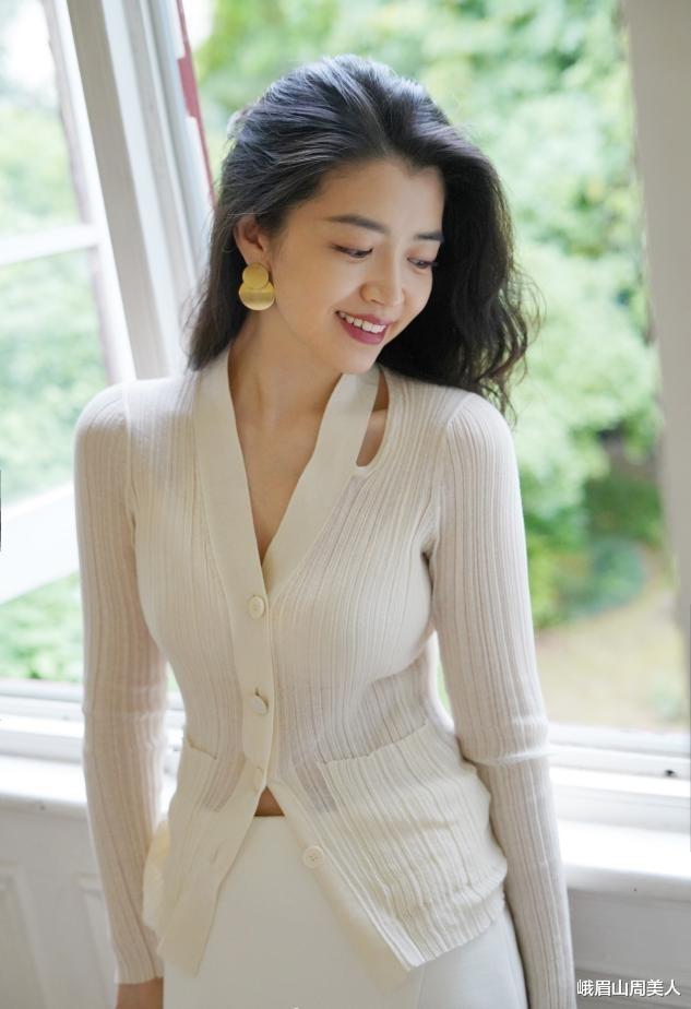 峨眉山周美人|被“三木母女”的早秋穿搭惊艳了，时尚有气质，每套都透露出优雅