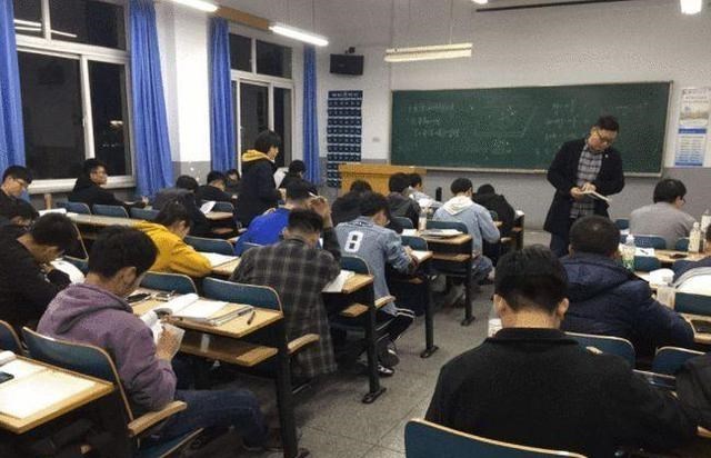 奶豆说育儿|高中生“晚自习”或将被取消,惹家长争议,教育部做出回应