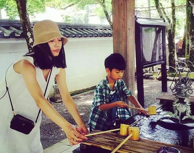 白百何|陈羽凡儿子13岁了，白百何基因完胜，网友：幸好没随爹！