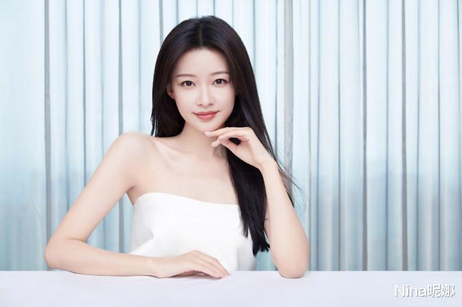 Nina昵娜|孙怡真孝顺首次携妈妈看秀，穿皮短裙比妈妈高半头，勾肩搭背同框似姐妹