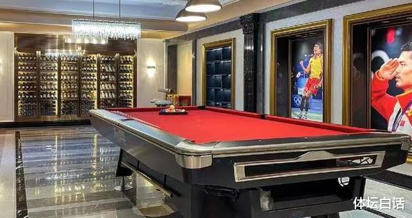 林丹7000万别墅曝光!内部装修如宫殿,与女粉丝合影,动作绅士