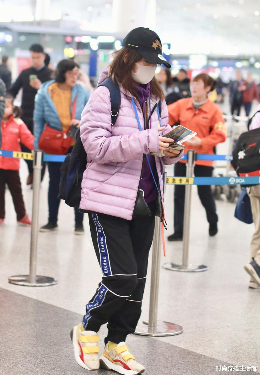 赵薇|赵薇疯了吧？把羽绒服剪了拼在西服下，为博眼球够拼