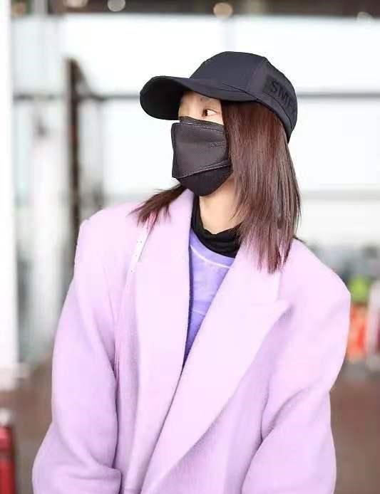 李沁|李沁果然是人美会穿衣，粉紫色大衣搭配同色系内搭，甜美又撩人