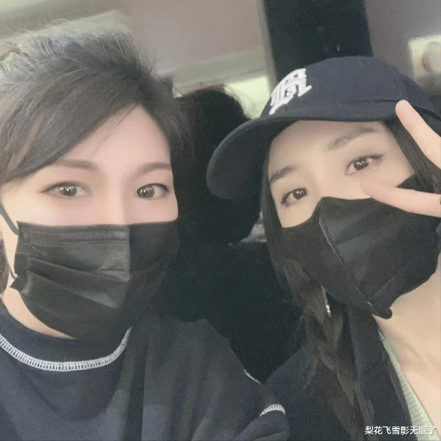 杨幂|杨幂买打折内衣被偶遇，抛下明星包袱认真在身上比划，可爱接地气