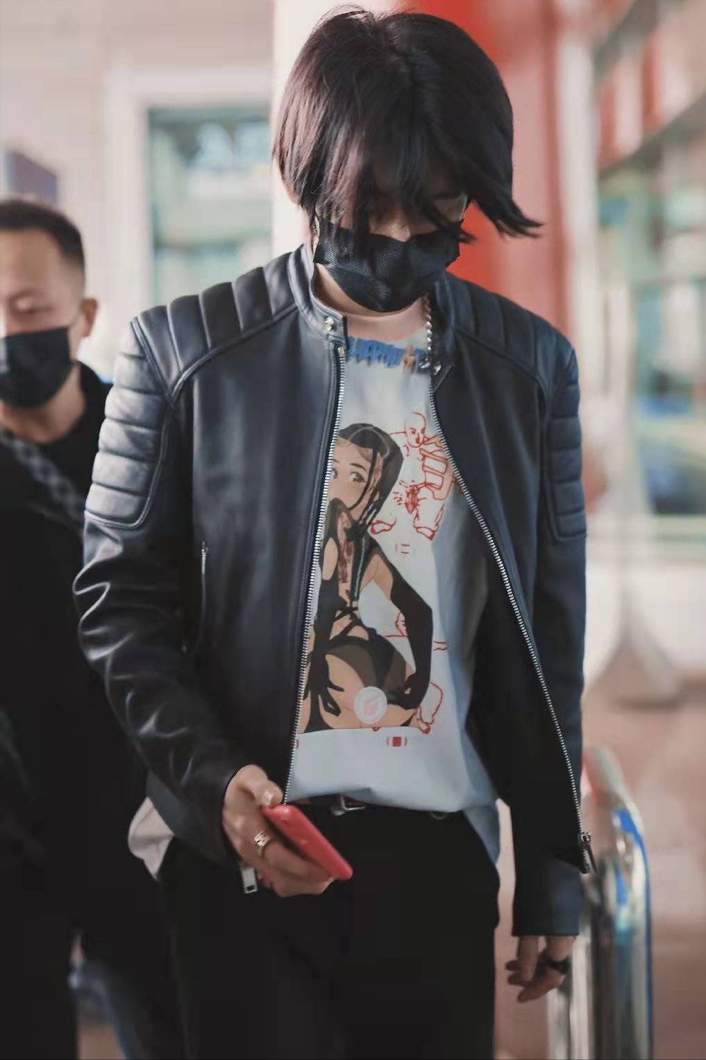 王琳凯|小鬼王琳凯穿衣品味惹争议，身上图案疑似低俗，明星审美需正能量