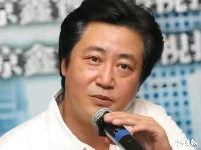 |京圈大佬海岩有多牛？大院子弟，连马未都见面，都要尊称一声大哥