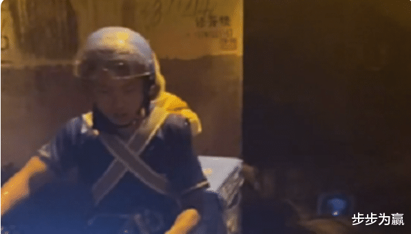 湖北:老婆跑了,孩子没人带,24岁外卖小哥背着儿子跑外卖