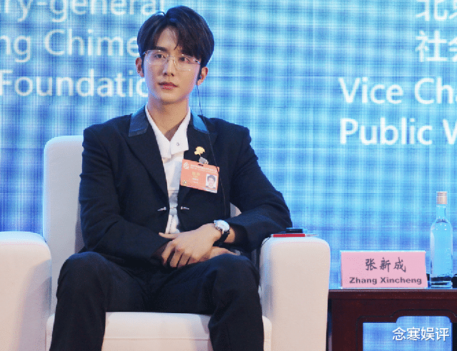 高露|大佬与张新成同桌吃饭，用手机搜索他的名字被拍到，既尴尬又好笑