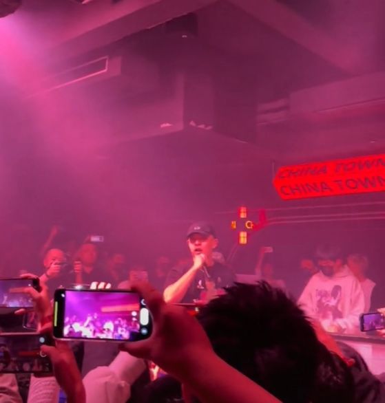 古力娜扎|黄旭沈阳某酒吧说唱,气氛不错观众也跟着摇摆:这人到底是干啥的