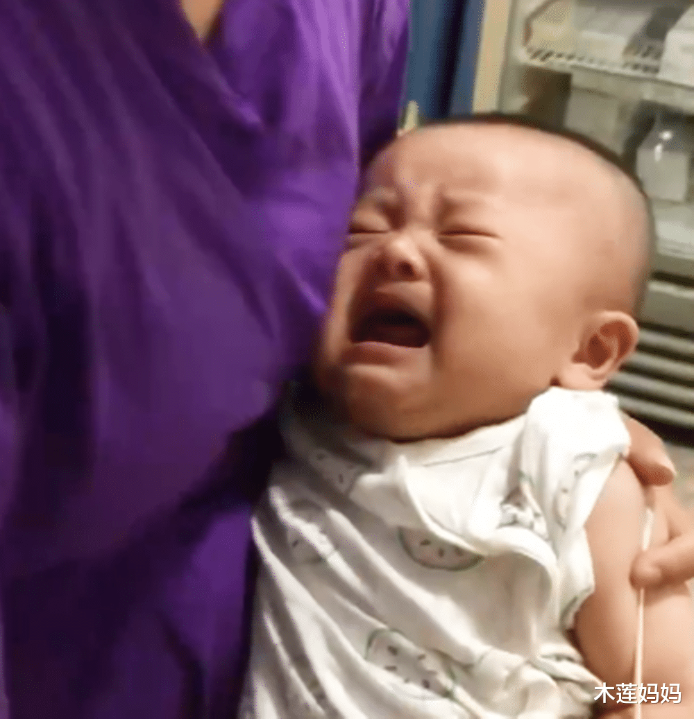 木莲妈妈|为了给熟睡中的宝宝打针，医护下“狠手”捏鼻子叫醒，心疼又好笑
