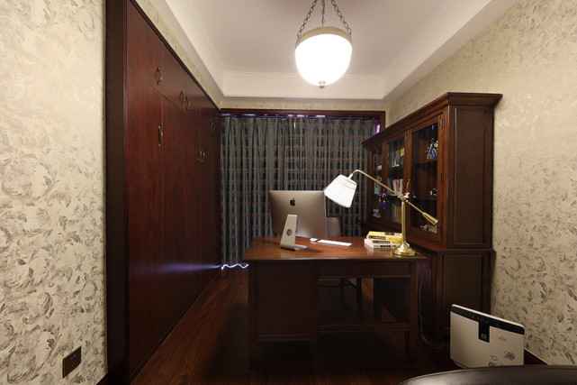 155平美式风三居室客厅望向餐厅整体红色调,让人感觉无比温馨