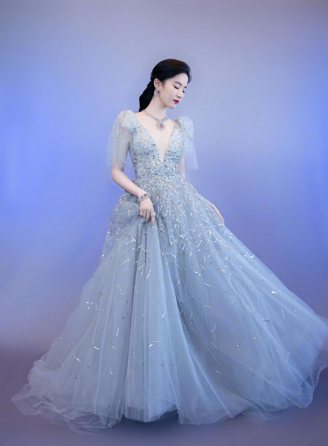 马伊琍|刘亦菲真有“自信”，紫色抹胸连衣裙穿出高级感，高挑纤瘦太美了