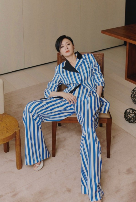 秦岚|秦岚都42岁了还这么潮！穿一袭玫红色西装配墨镜，女神范十足！