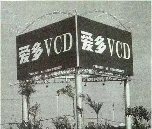 央视 他用钱“砸出”众所周知的品牌,27岁身价27亿,马云曾登门拜访