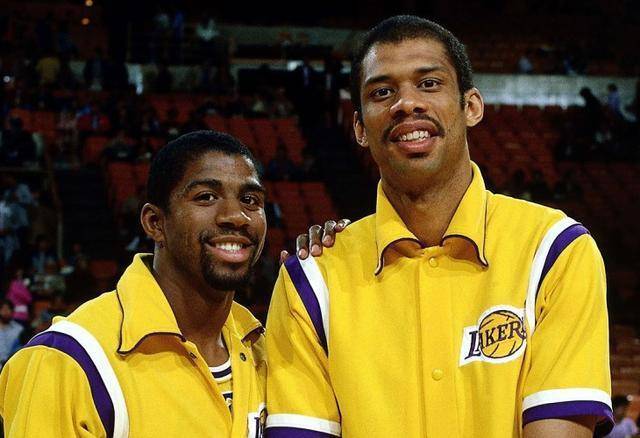 布克|状元+最佳新秀+MVP+FMVP有多难？历史仅4人做到，科比、乔丹靠边站！