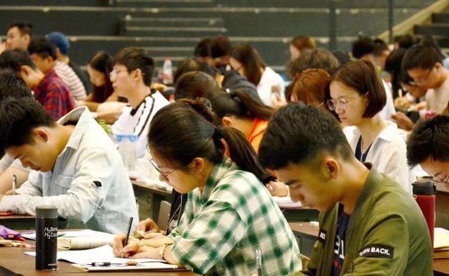 何炅|冯琳现身“跨年晚会”,不仅被台里高度器重,气质也更加惊艳了