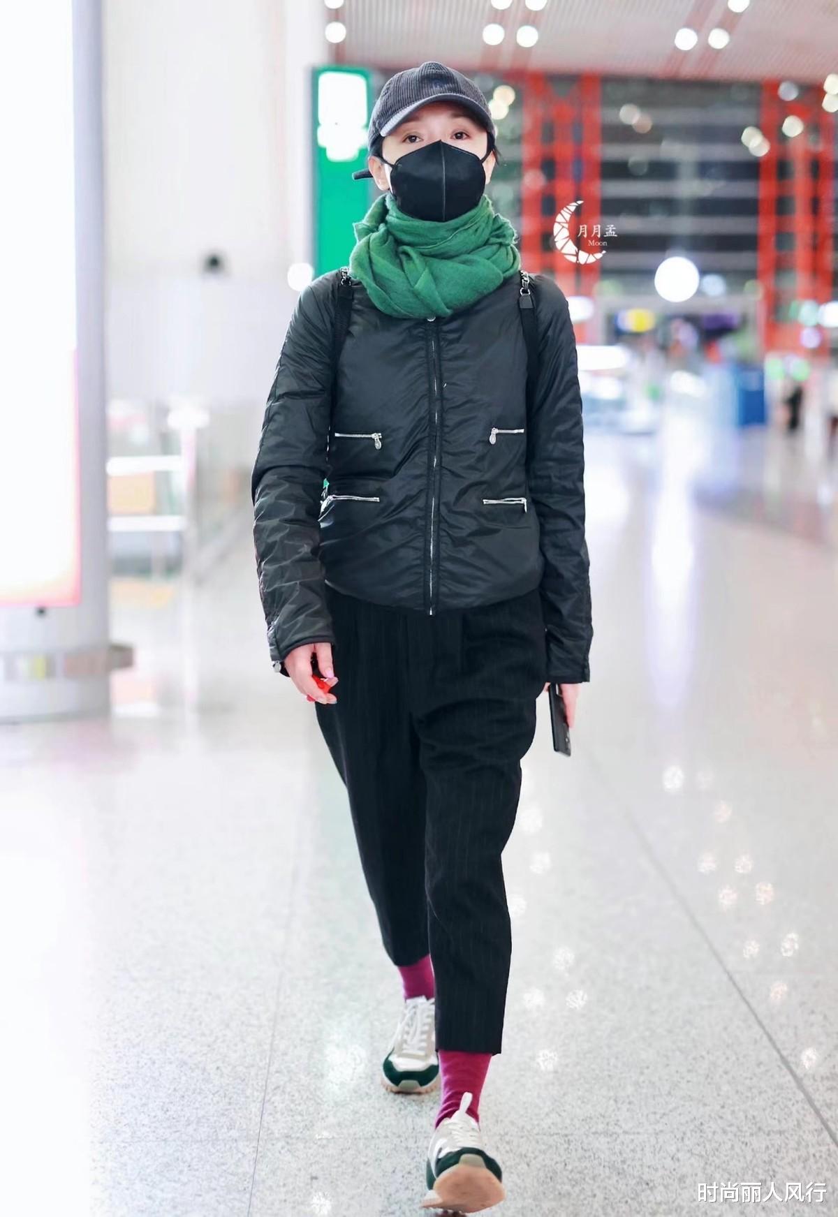 时尚丽人风行 周迅谈恋爱后大变样！穿羽绒服戴彩色围巾，走机场终于不像大妈了