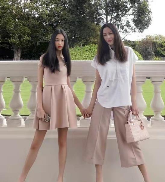 任达华|任达华女儿拍写真，打扮成熟性感，16岁身高接近1米8