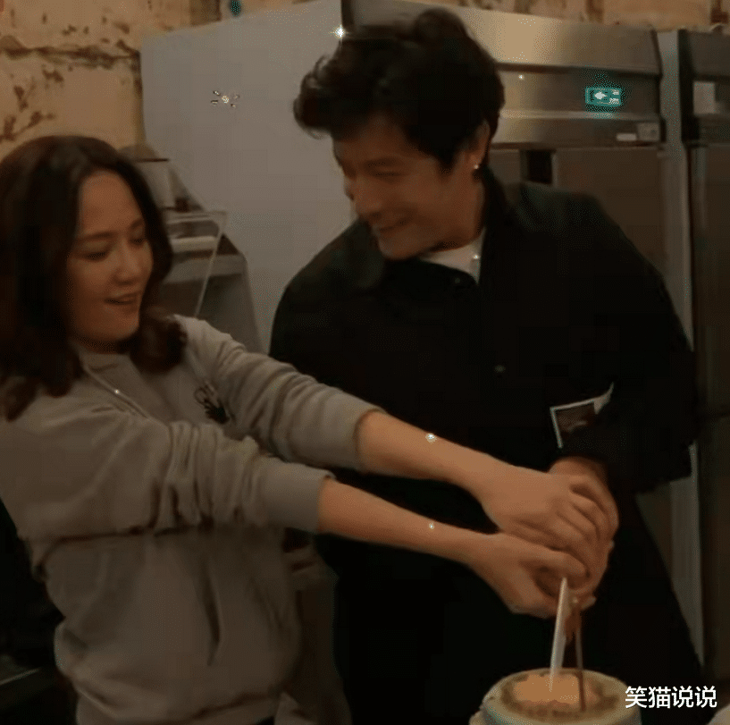 顶楼|陈乔恩为艾伦庆生，紧搂男友好恩爱，满脸笑容好甜蜜！