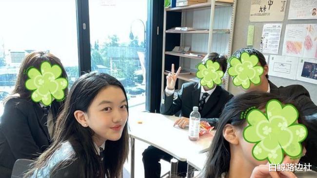 周迅|15岁李嫣盛装出席舞会！穿红色抹胸裙超级惊艳，气质越来越像王菲