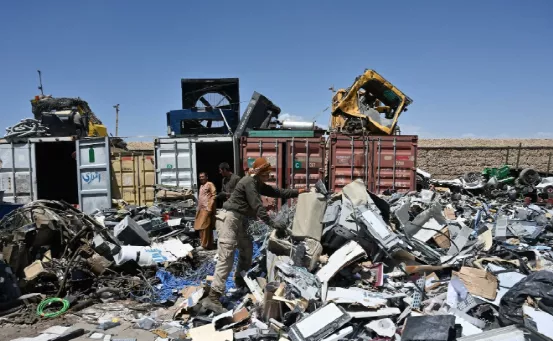 育儿常识大百科|美国国旗、军旗扔遍地!仓皇撤军留下一地垃圾,电缆钢缆成捆