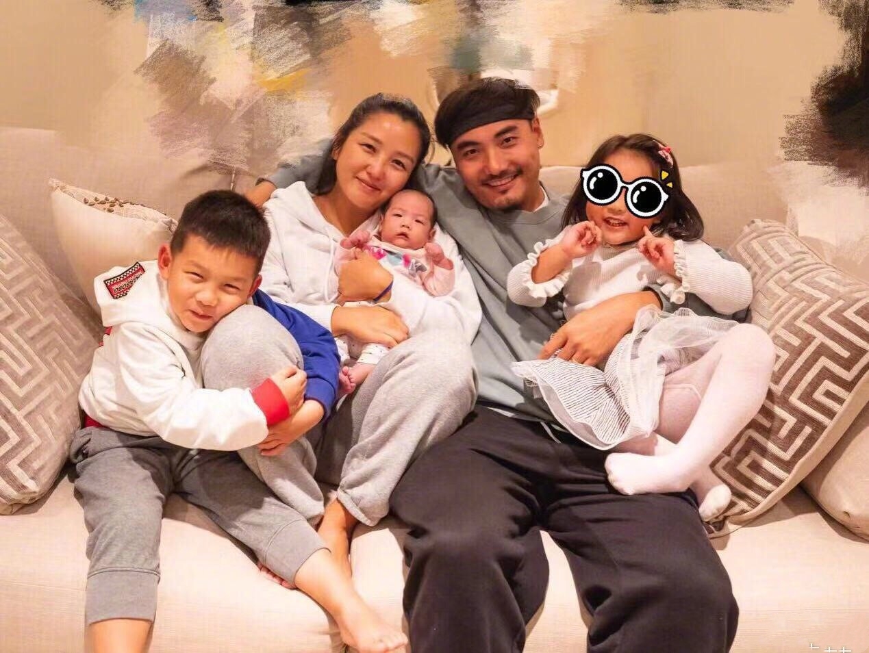 何洁|何洁久违晒娃，三个儿女坐旋转木马，同母异父的三兄妹相处很融洽