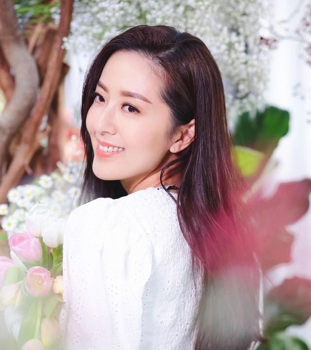 唐诗咏|TVB“视后”唐诗咏，穿金色礼服熠熠生辉，交三个男友皆分手