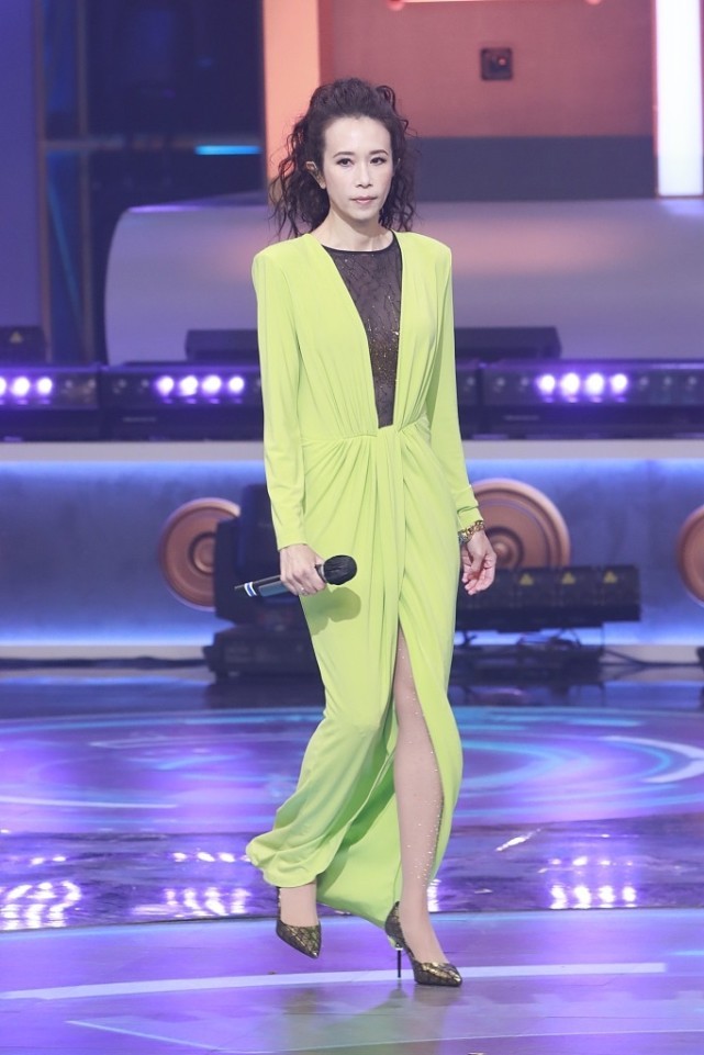 BiuFashion|莫文蔚的腿不愧是“上了保险的”,身材修长惹眼,不怪周星驰心动