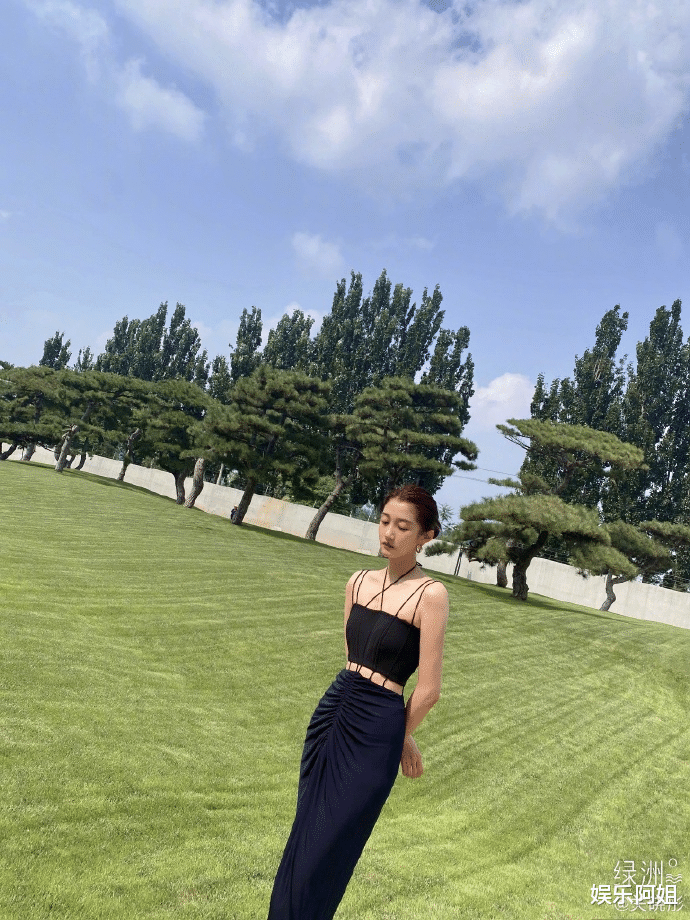 关晓彤|女星周五份营业！杨幂白衬衫禁欲，关晓彤身材吸睛，景甜甜度爆棚