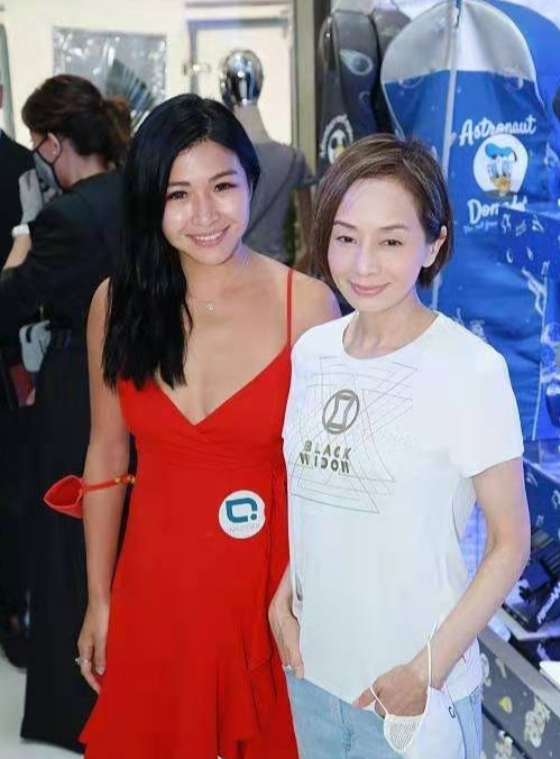 美人哒|61岁毛舜筠才是不老女神,白T恤配牛仔裤,简简单单穿出青春活力