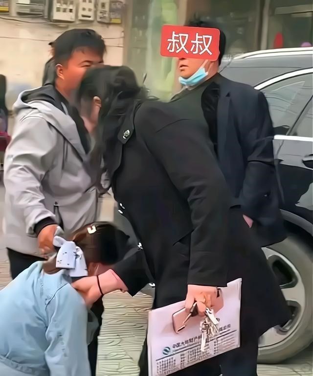河南:叔叔与侄媳妇开房,男子和婶子现场抓奸,一句叔喊出心痛